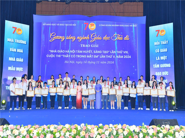 A group of people holding certificatesDescription automatically generated