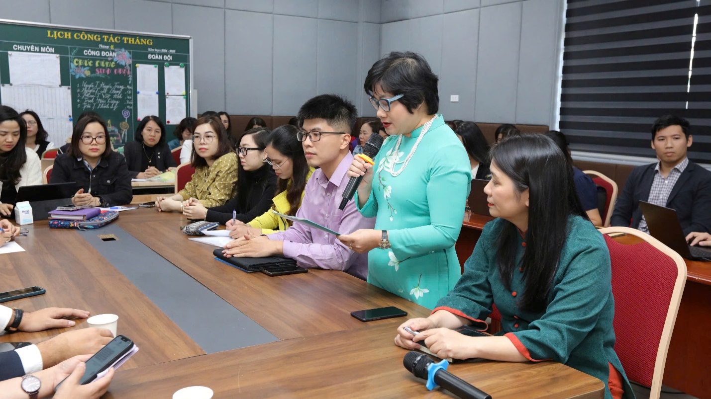 A group of people sitting at a tableDescription automatically generated