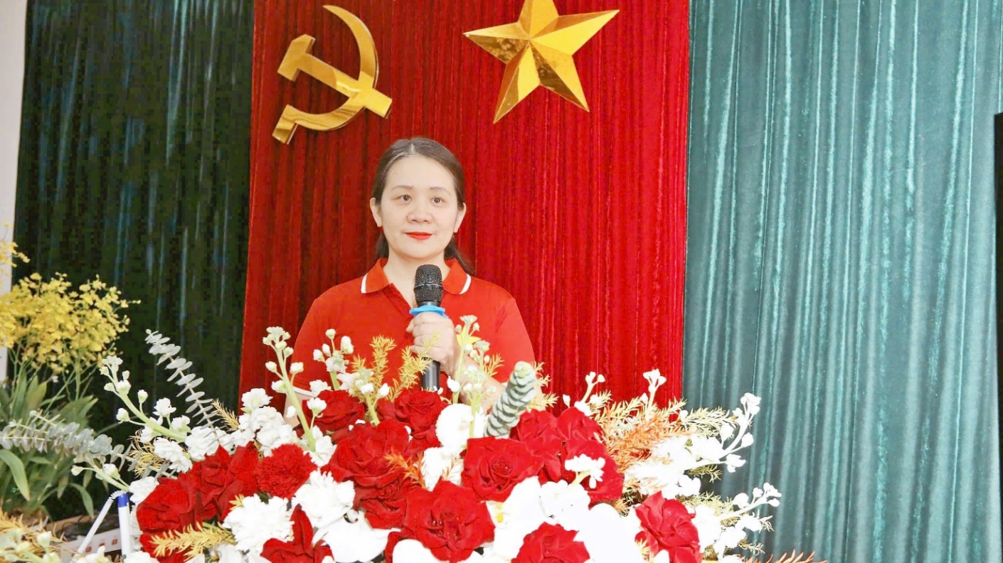 A person standing in front of a bouquet of flowersDescription automatically generated