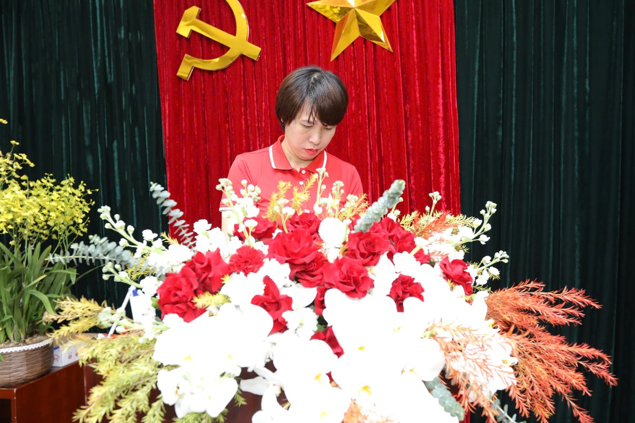 A person standing in front of a large bouquet of flowersDescription automatically generated