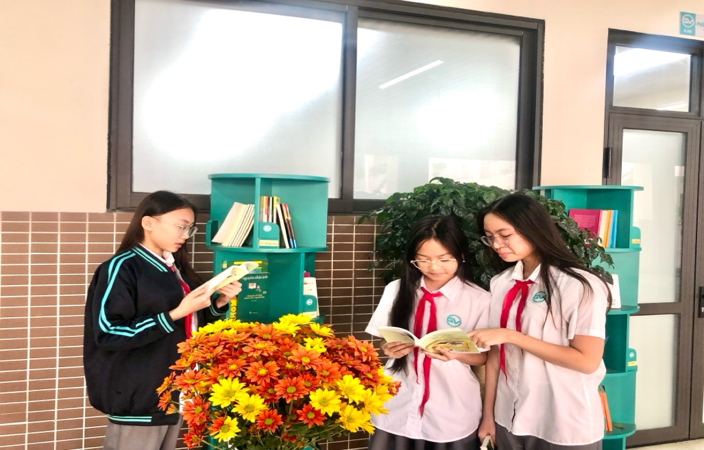 Tranh thủ những giờ nghỉ, học sinh lớp 8A5 tìm đến thư viện lưu động đặt tại hành lang để đọc sách