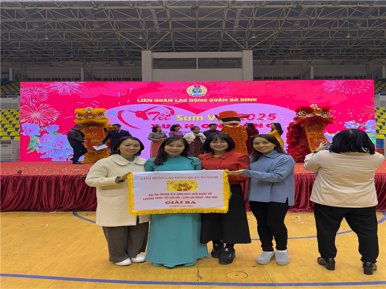 A group of women holding a signAI-generated content may be incorrect.