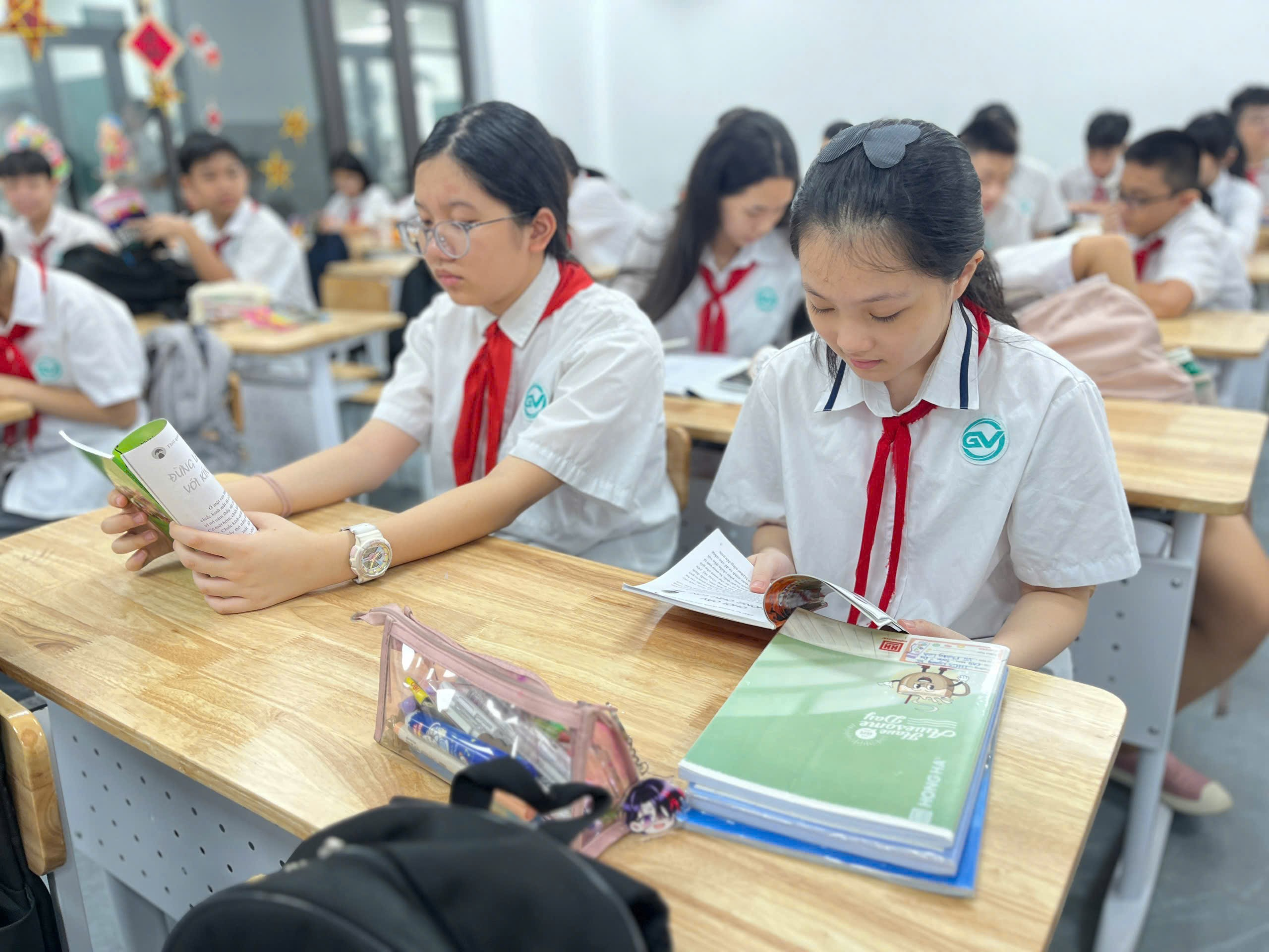 Ảnh có chứa trang phục, người, Học tập, Giáo dụcNội dung do AI tạo ra có thể không chính xác.