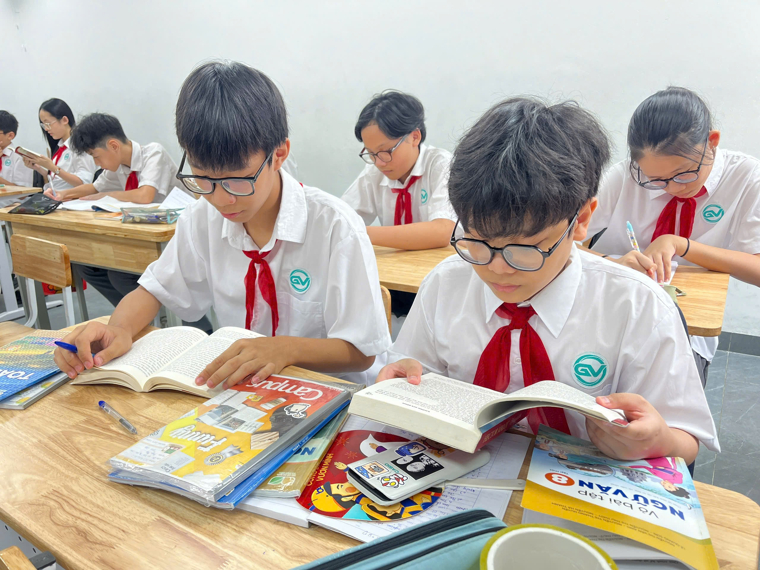 Ảnh có chứa trang phục, người, Học tập, Tác phẩm nghệ thuật của trẻ conNội dung do AI tạo ra có thể không chính xác.