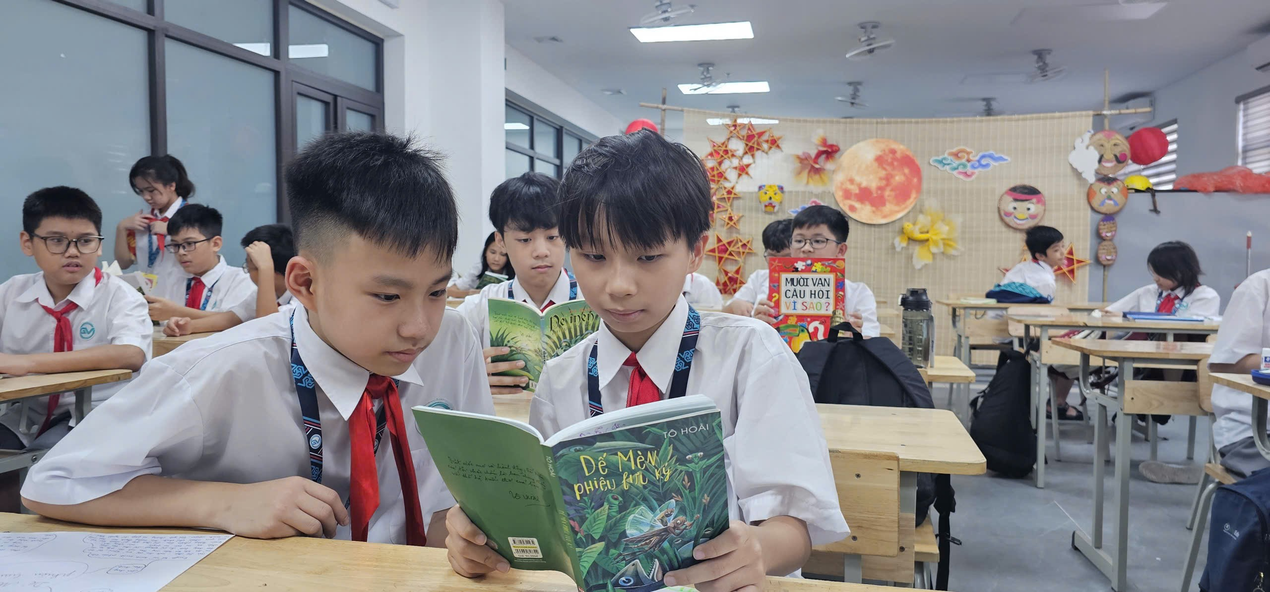 Ảnh có chứa người, văn bản, trang phục, trong nhàNội dung do AI tạo ra có thể không chính xác.