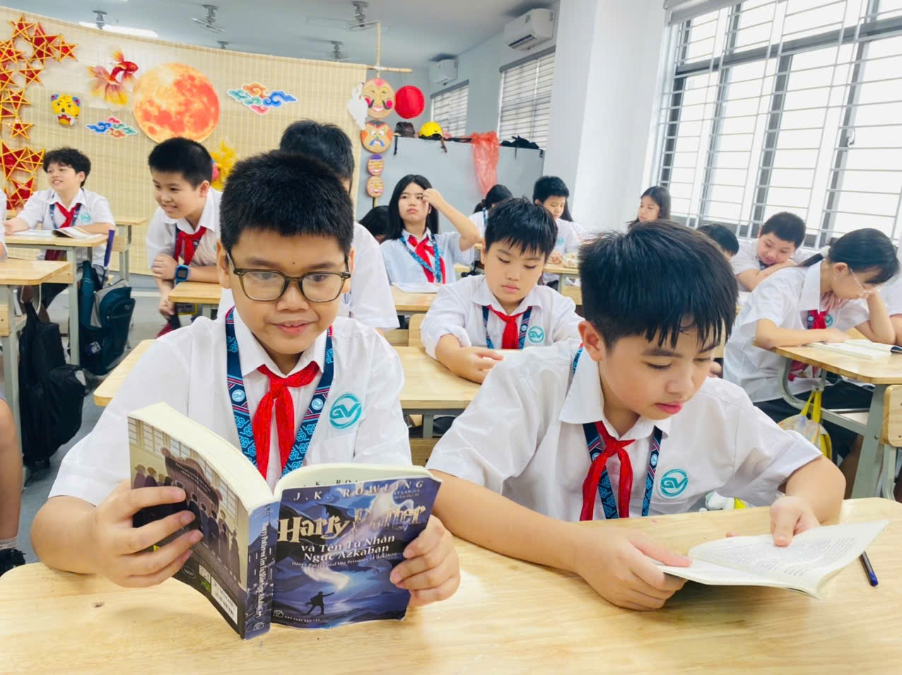 Ảnh có chứa trang phục, người, trong nhà, Học tậpNội dung do AI tạo ra có thể không chính xác.