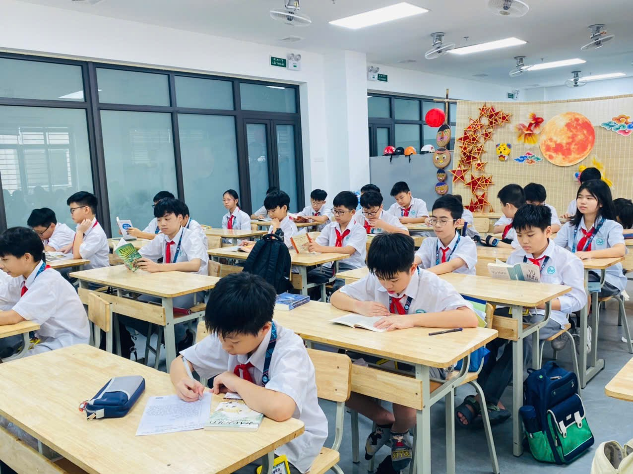 Ảnh có chứa trong nhà, trang phục, Giáo dục, ngườiNội dung do AI tạo ra có thể không chính xác.