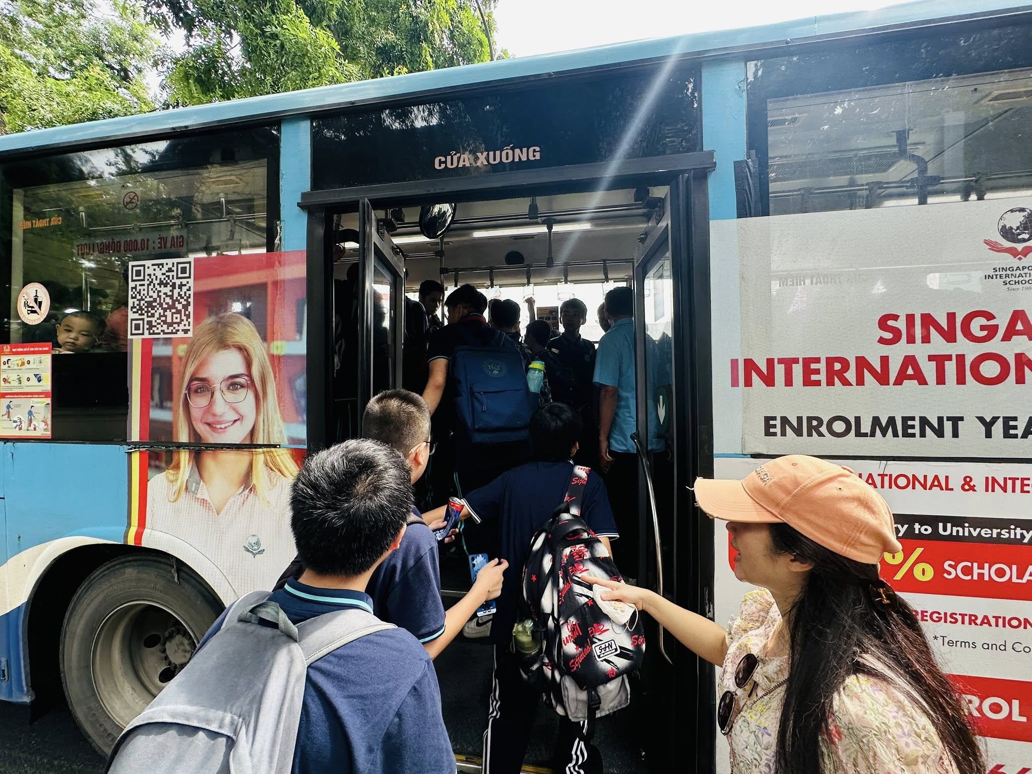 May be an image of one or more people and text that says "CUA XUỐNG .-三8 SINGA INTERNATION ENROLMENT YE ATIONAL & INTE to University SCHOL EGISTRATION *Terms and *Termsand Co ROL"