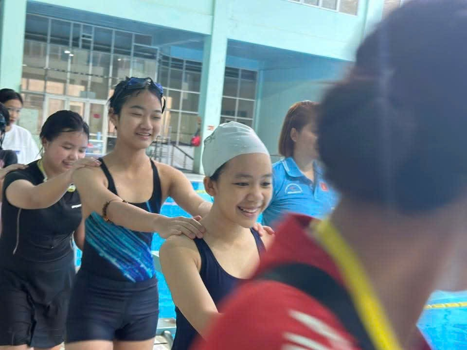 A group of people in a swimming poolAI-generated content may be incorrect.