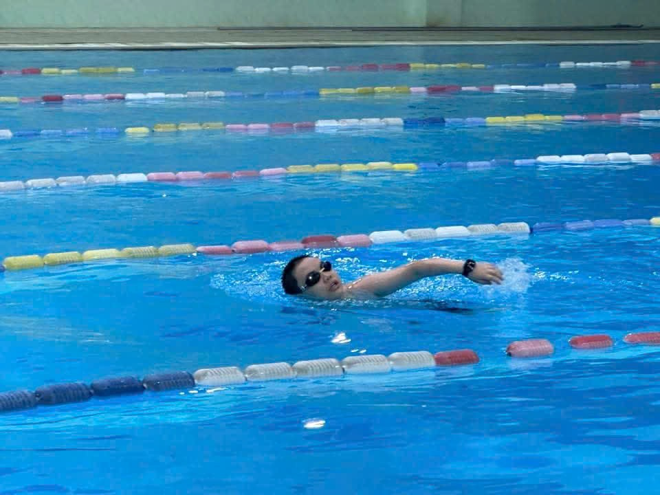 A child swimming in a poolAI-generated content may be incorrect.