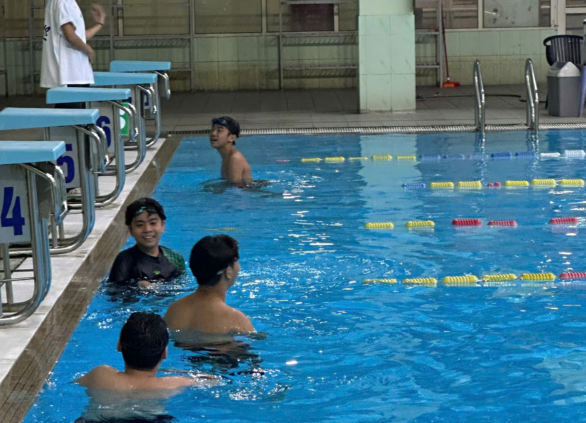A group of people in a poolAI-generated content may be incorrect.