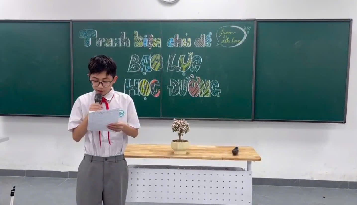 A child standing in front of a chalkboardAI-generated content may be incorrect.