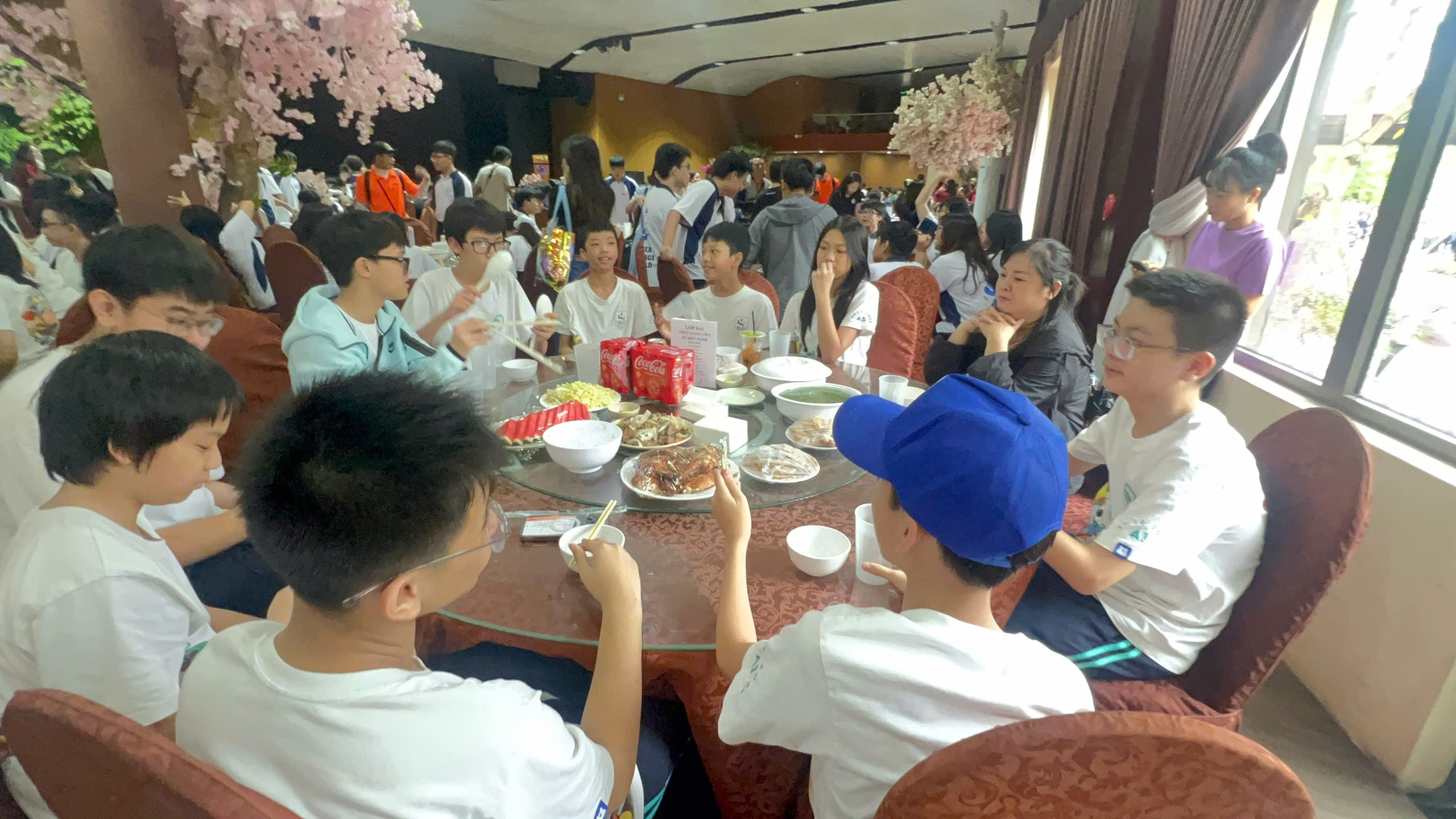 A group of people sitting around a tableAI-generated content may be incorrect.