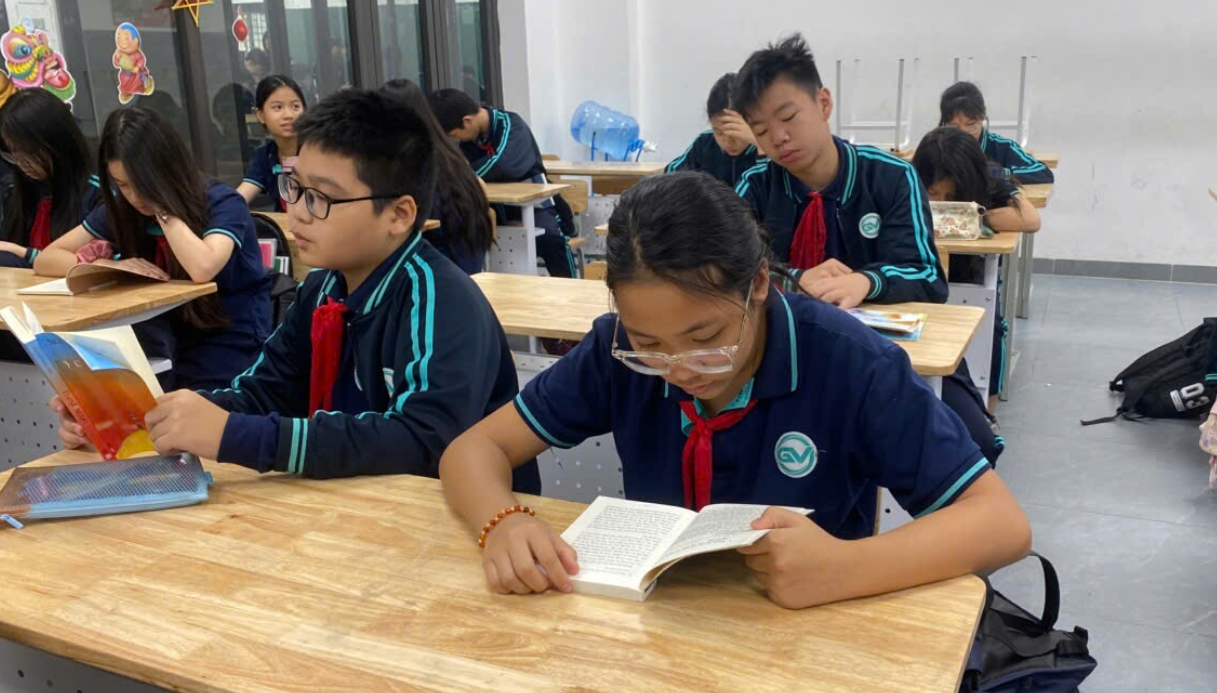 A group of students in a classroomAI-generated content may be incorrect.