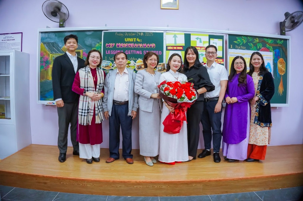 Ảnh có chứa trang phục, tường, người, trong nhàNội dung do AI tạo ra có thể không chính xác.