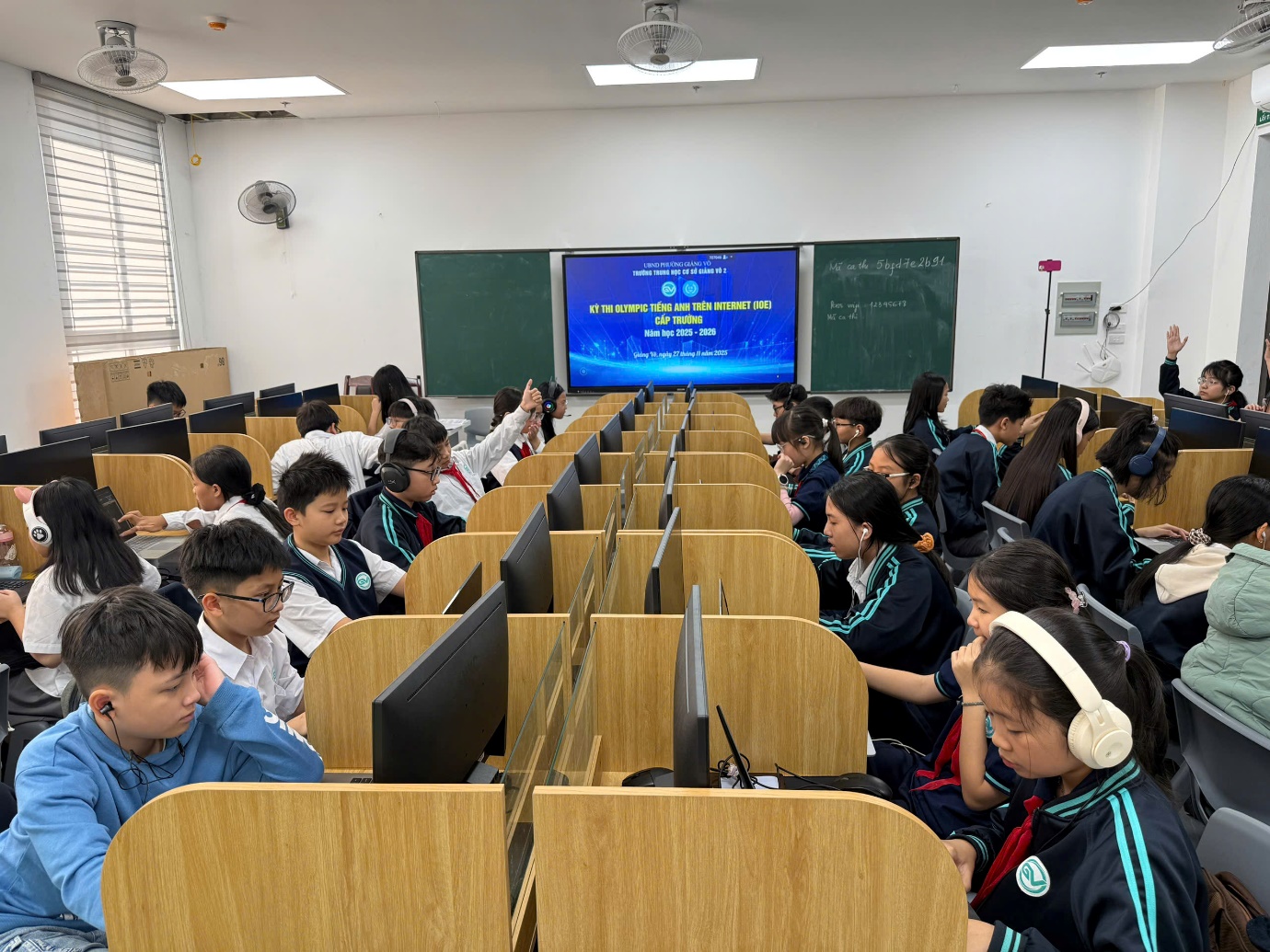 A group of students in a classroomAI-generated content may be incorrect.