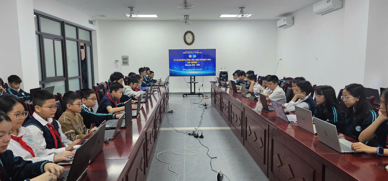 A group of people sitting in a room with computersAI-generated content may be incorrect.