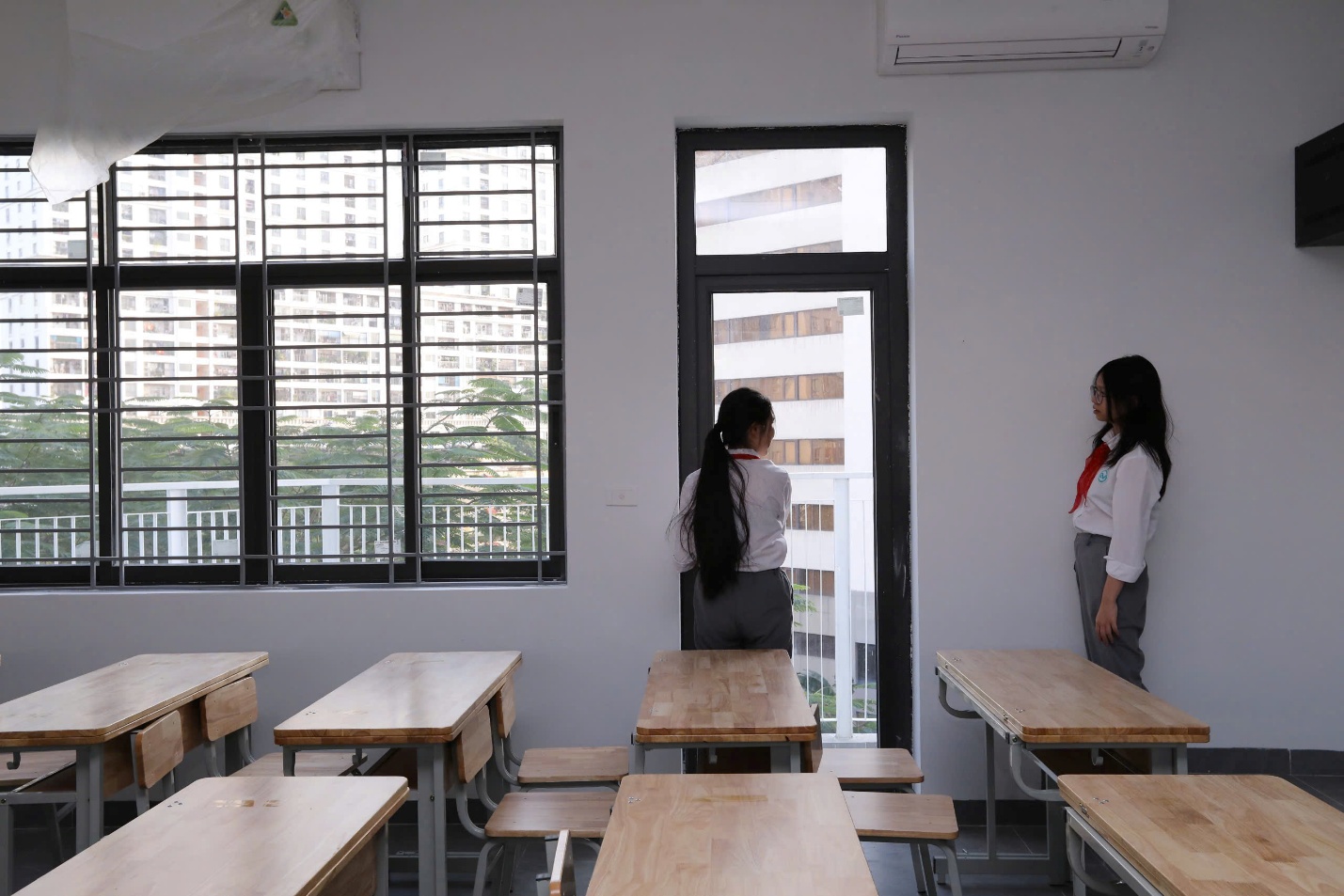 A group of students in a classroomAI-generated content may be incorrect.