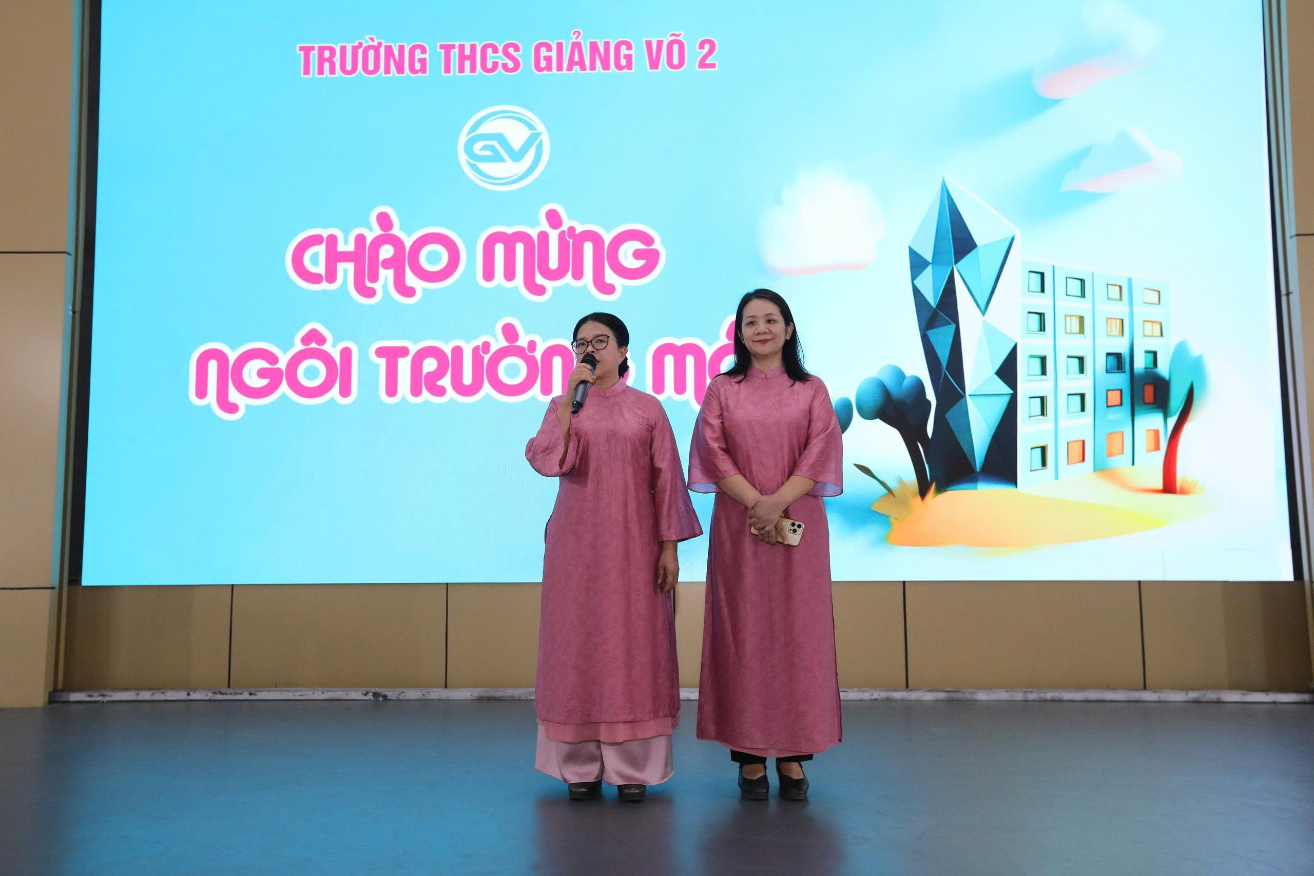 Ảnh có chứa trang phục, người, văn bản, tườngNội dung do AI tạo ra có thể không chính xác.