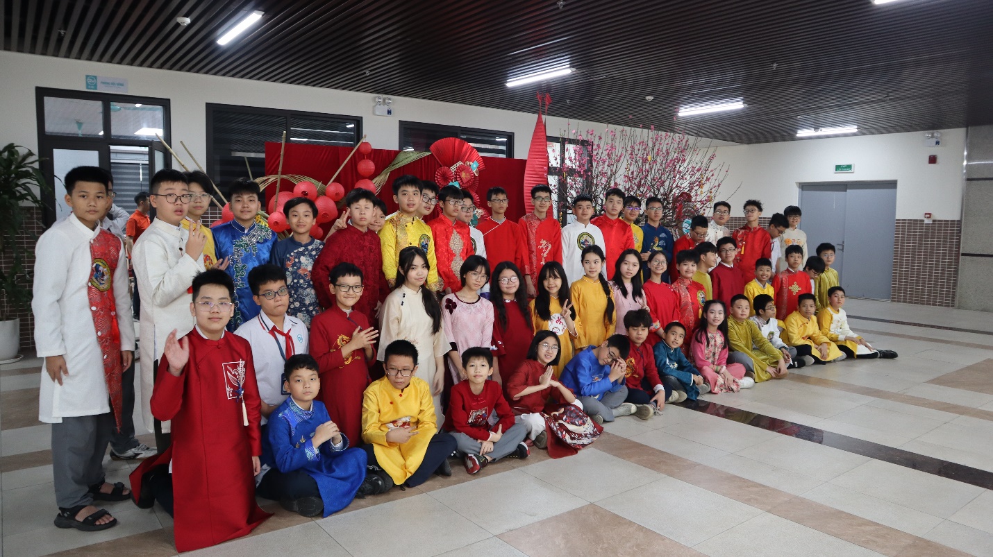 A group of people posing for a photoDescription automatically generated