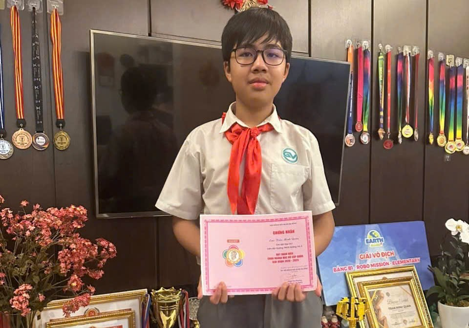 A child holding a certificateAI-generated content may be incorrect.