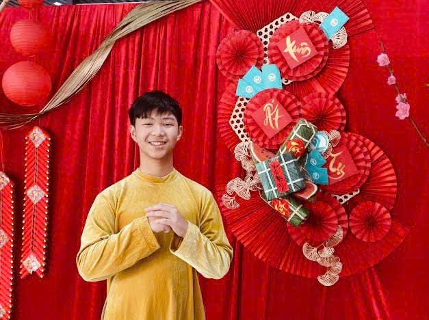 A person standing in front of a red curtainAI-generated content may be incorrect.