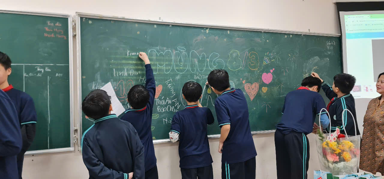 A group of students writing on a chalkboardDescription automatically generated