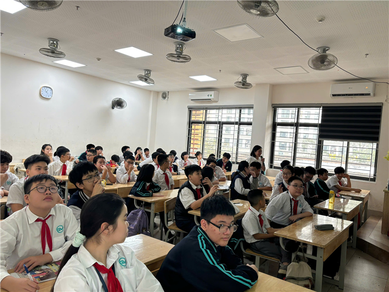 A group of students in a classroomAI-generated content may be incorrect.