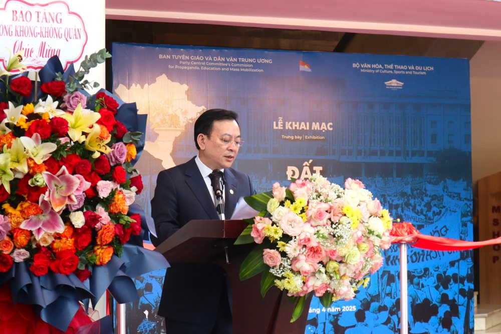 TS. Vũ Mạnh Hà phát biểu tại buổi lễ khai mạc trưng bày chuyên đề “Đất nước trọn niềm vui“. 