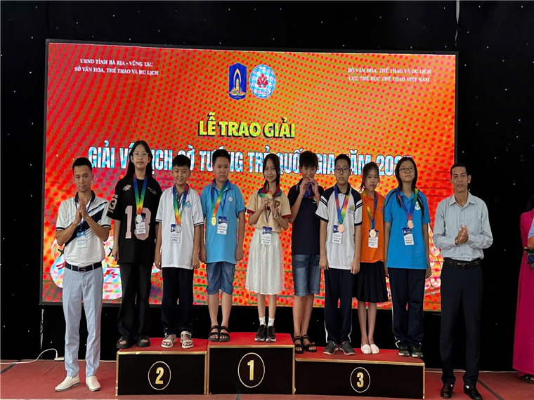 A group of people standing on a podiumAI-generated content may be incorrect.