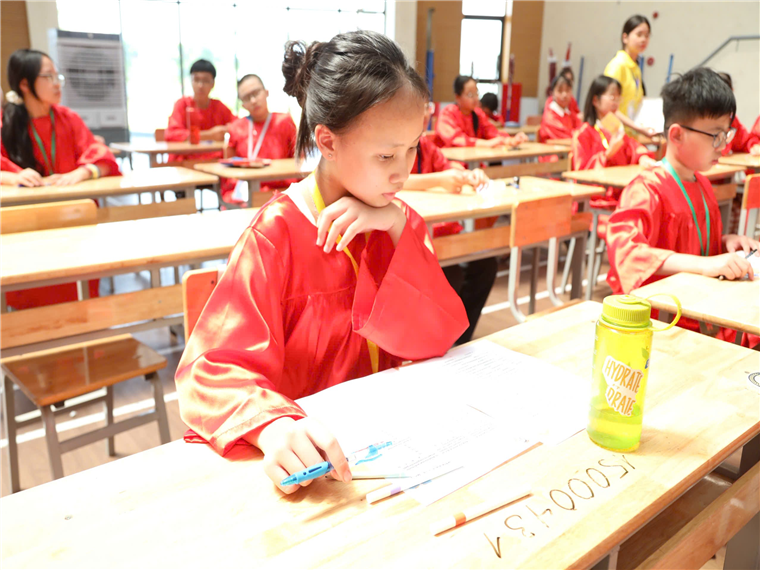 Ảnh có chứa trang phục, người, Học tập, Giáo dụcNội dung do AI tạo ra có thể không chính xác.