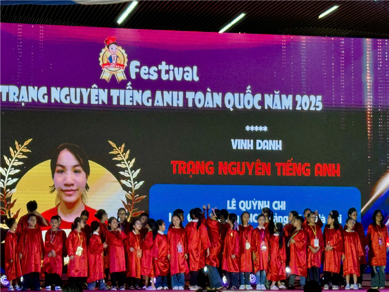 Ảnh có chứa trang phục, người, văn bản, Mặt ngườiNội dung do AI tạo ra có thể không chính xác.