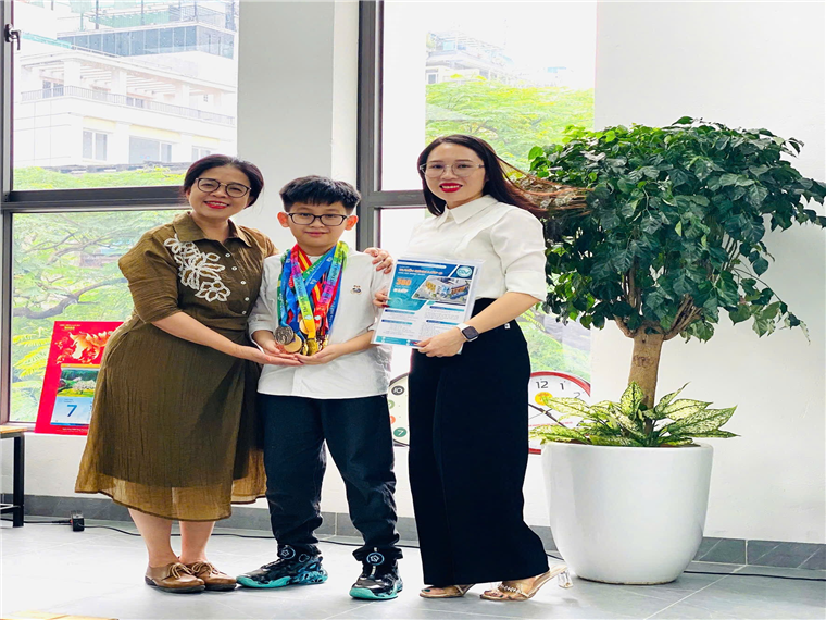 Ảnh có chứa trang phục, người, cười, cây trồng trong nhàNội dung do AI tạo ra có thể không chính xác.