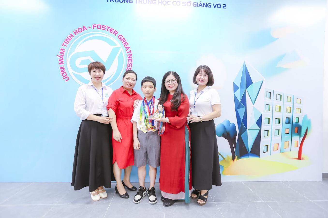 Ảnh có chứa trang phục, cười, người, tườngNội dung do AI tạo ra có thể không chính xác.