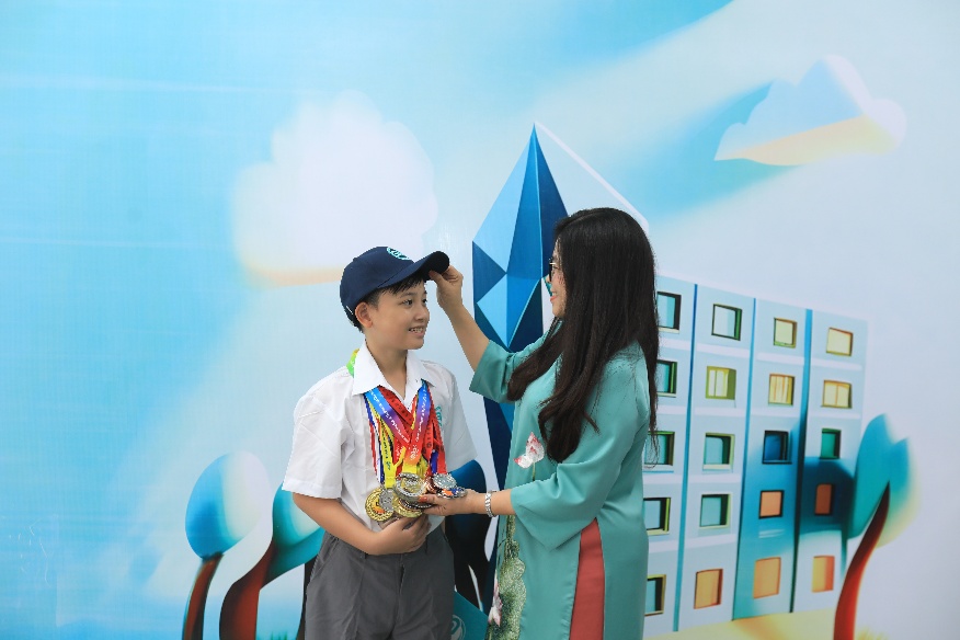 Ảnh có chứa trang phục, người, Mặt người, bầu trờiNội dung do AI tạo ra có thể không chính xác.