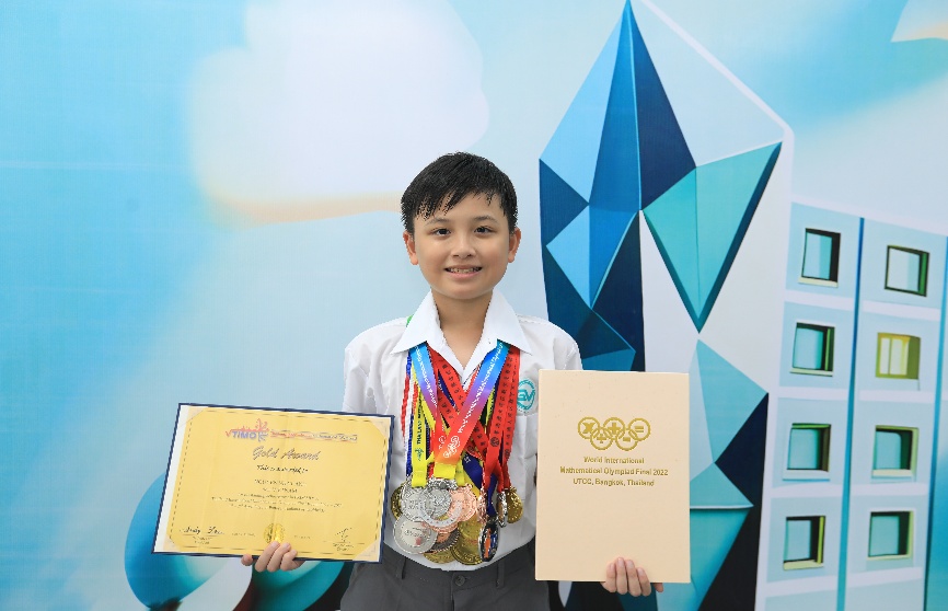 Ảnh có chứa trang phục, văn bản, Mặt người, ngườiNội dung do AI tạo ra có thể không chính xác.