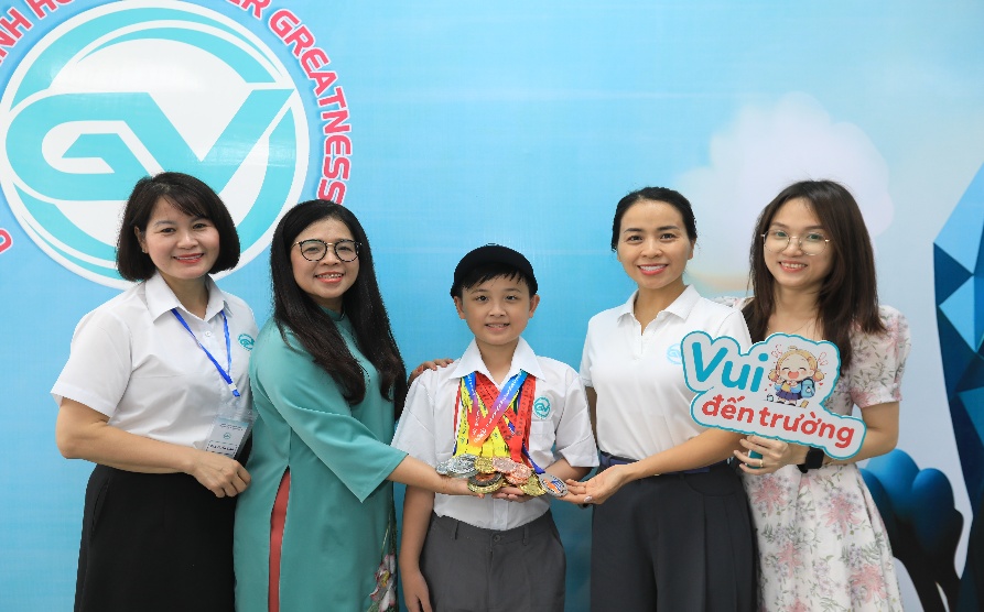 Ảnh có chứa trang phục, Mặt người, người, cườiNội dung do AI tạo ra có thể không chính xác.