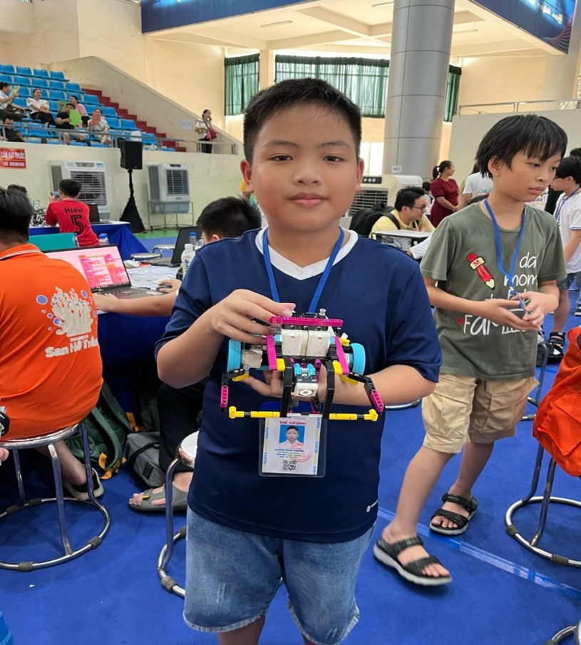 Ảnh chứa trang phục, người, mặt, giày dépNội dung do AI tạo ra có thể không chính xác.