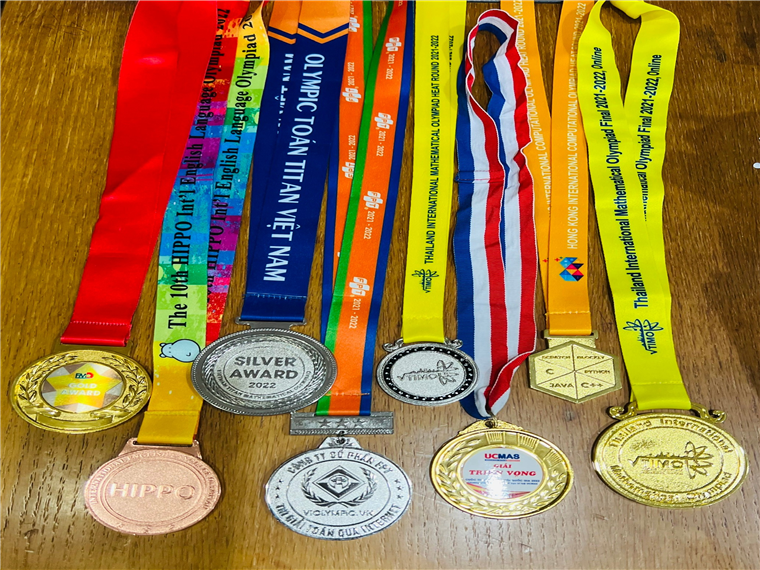 Ảnh có chứa văn bản, Huy chương, trong nhà, dây đeo cổNội dung do AI tạo ra có thể không chính xác.