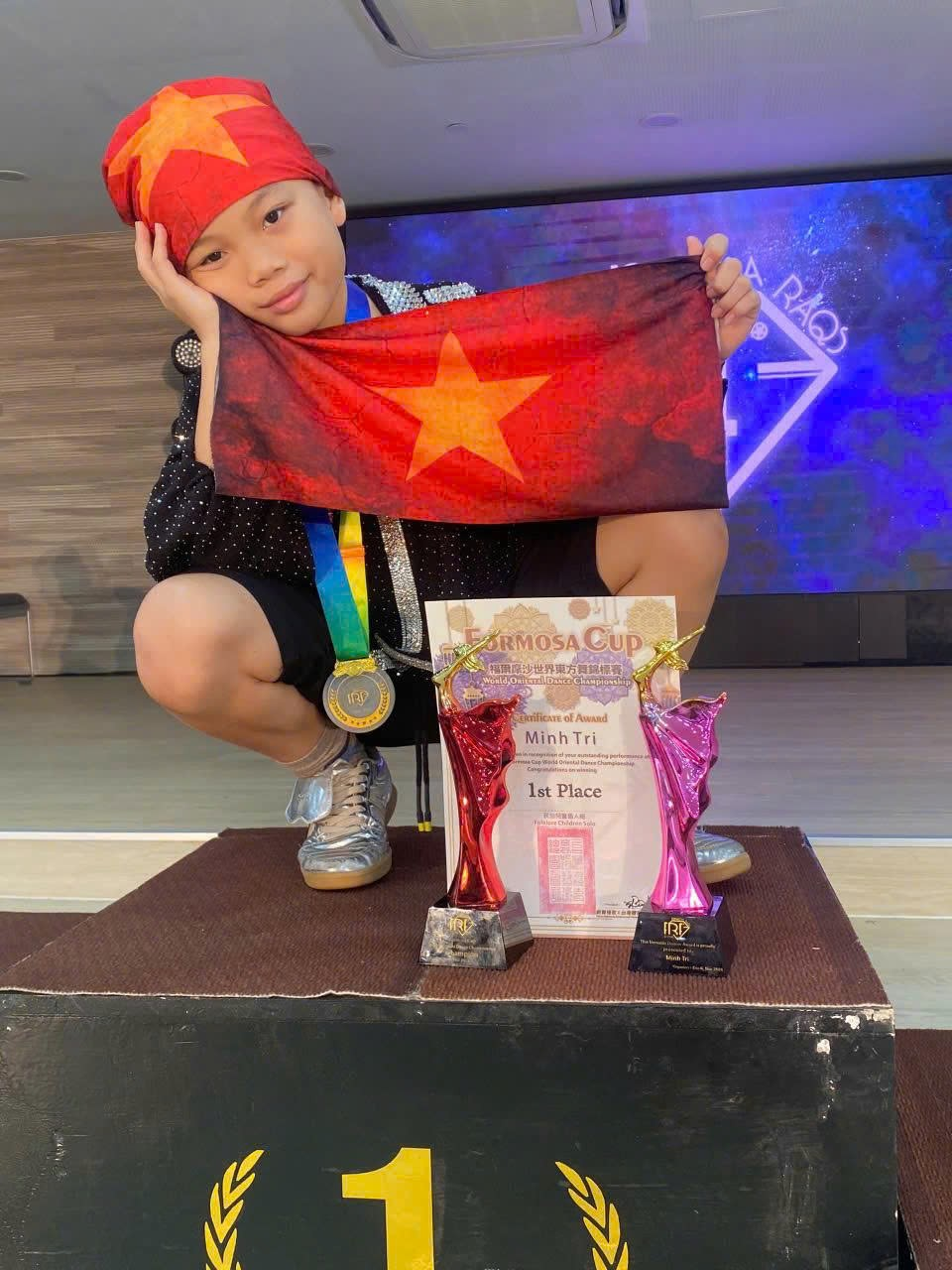 Ảnh chứa trang phục, Người, người, văn bản do AI tạo ra có thể không chính xác.