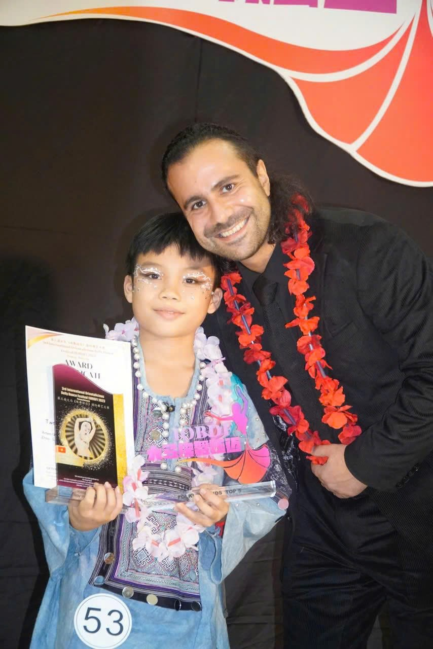 Ảnh chứa Người, người, trang phục, cười Nội dung do AI tạo nên không thể xác định chính xác.