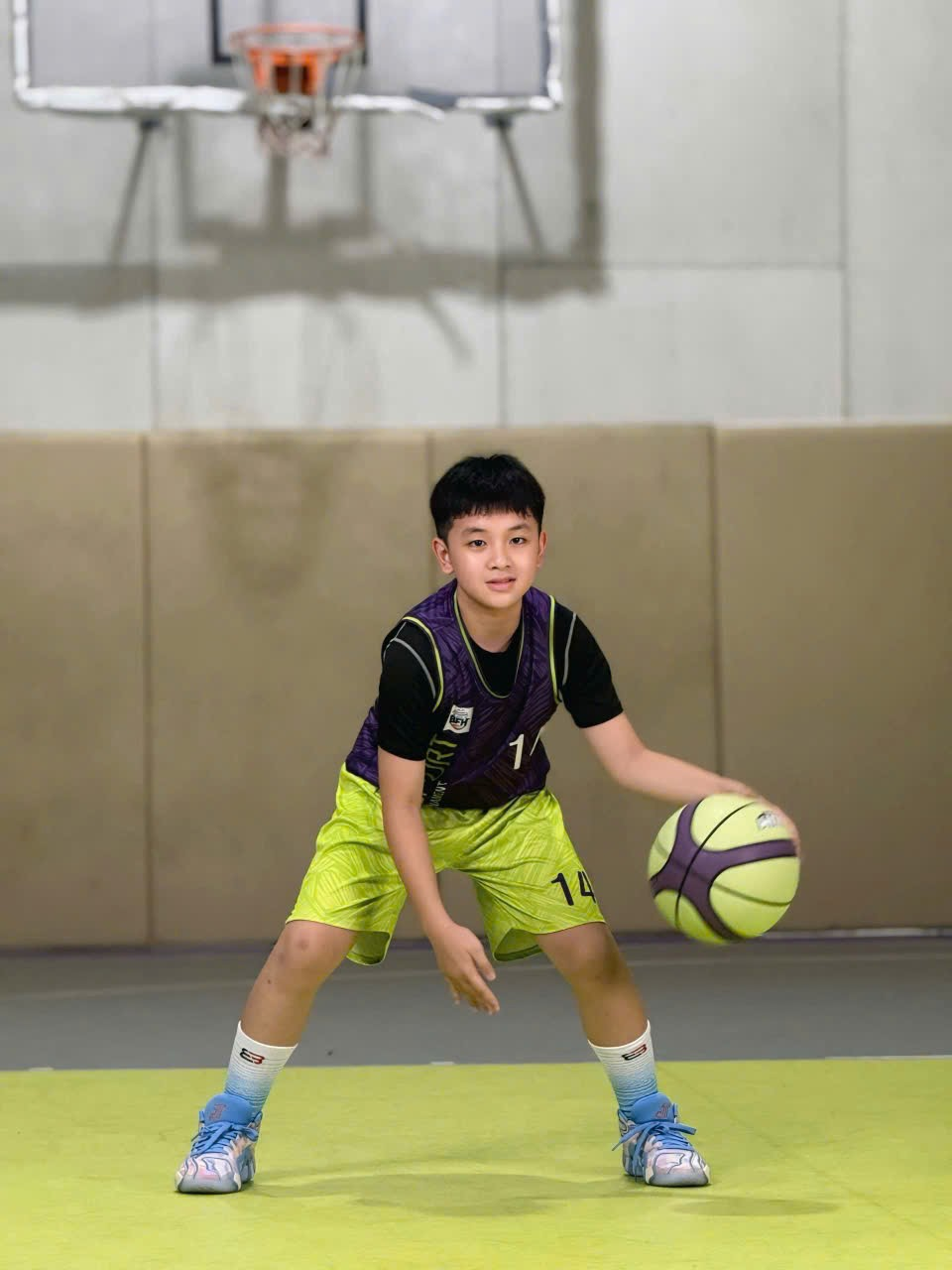 Ảnh chứa trang thiết bị có thể thao tác, người, thể thao, bóng nội dung do AI tạo ra có thể không chính xác.