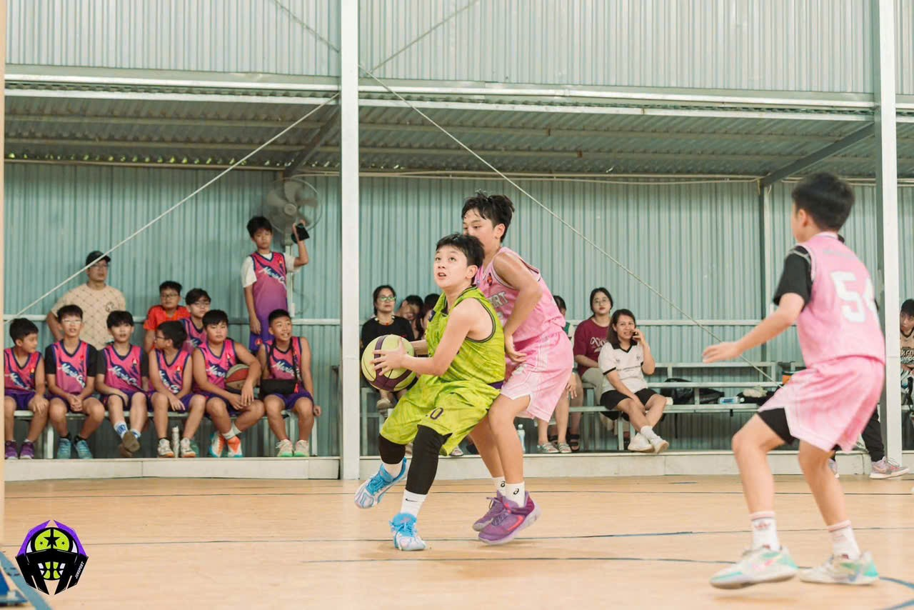 Ảnh chứa thể thao, người, giày dép, trang thiết bị thể thaoNội dung do AI tạo ra có thể không chính xác.