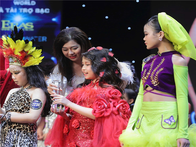 A group of girls wearing clothingAI-generated content may be incorrect.