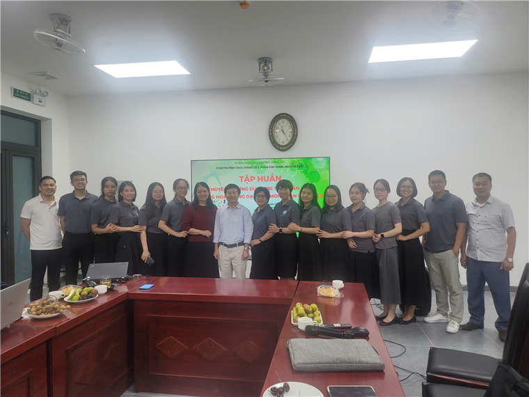 A group of people standing in a roomAI-generated content may be incorrect.