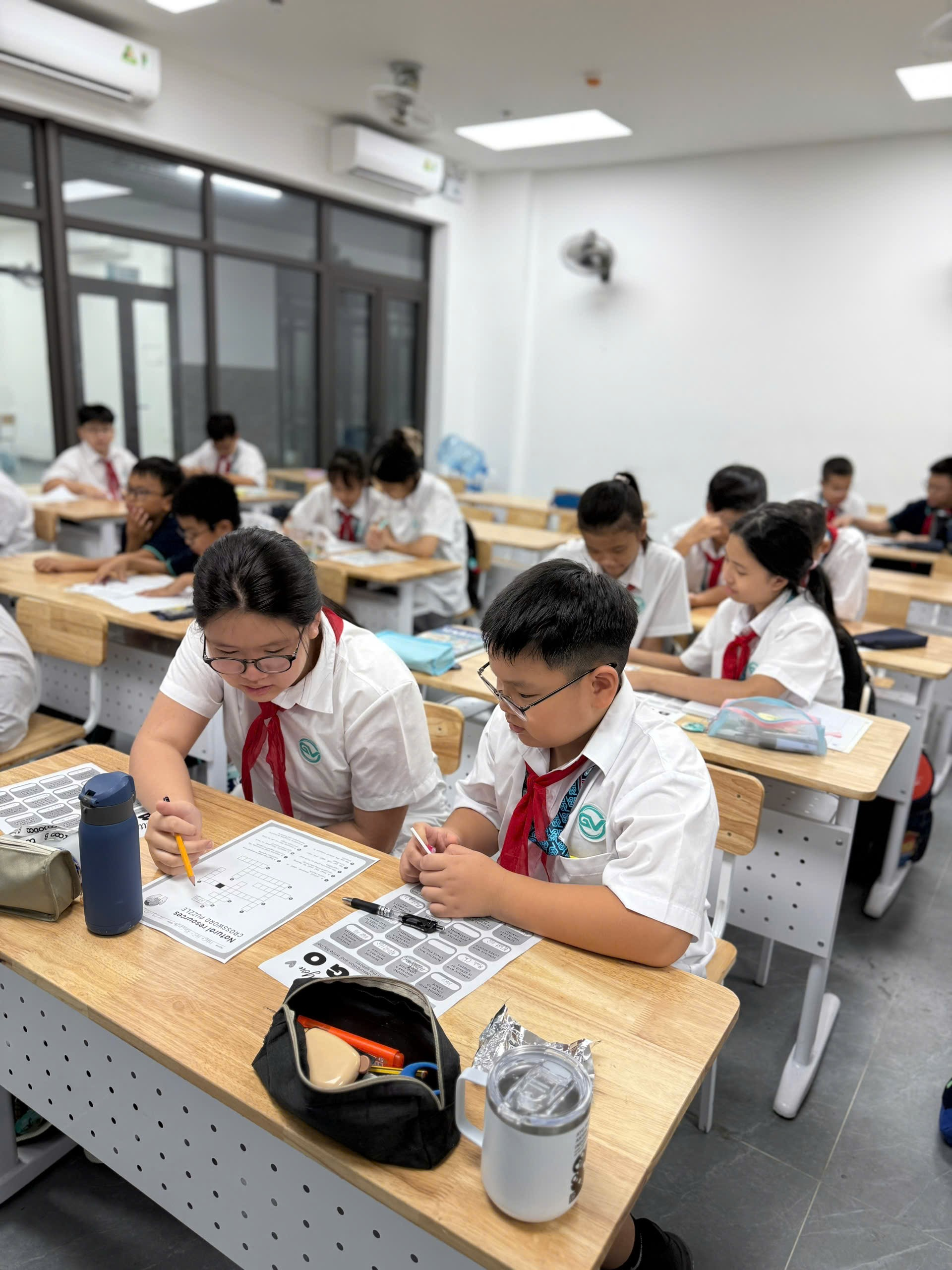 A group of students in a classroomAI-generated content may be incorrect.