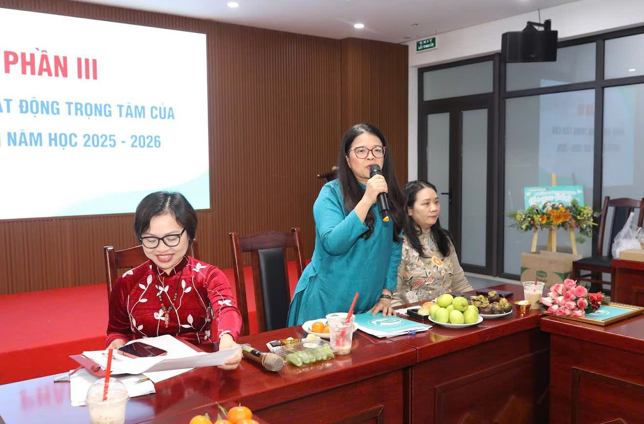 Ảnh có chứa trang phục, trong nhà, người, tườngNội dung do AI tạo ra có thể không chính xác.