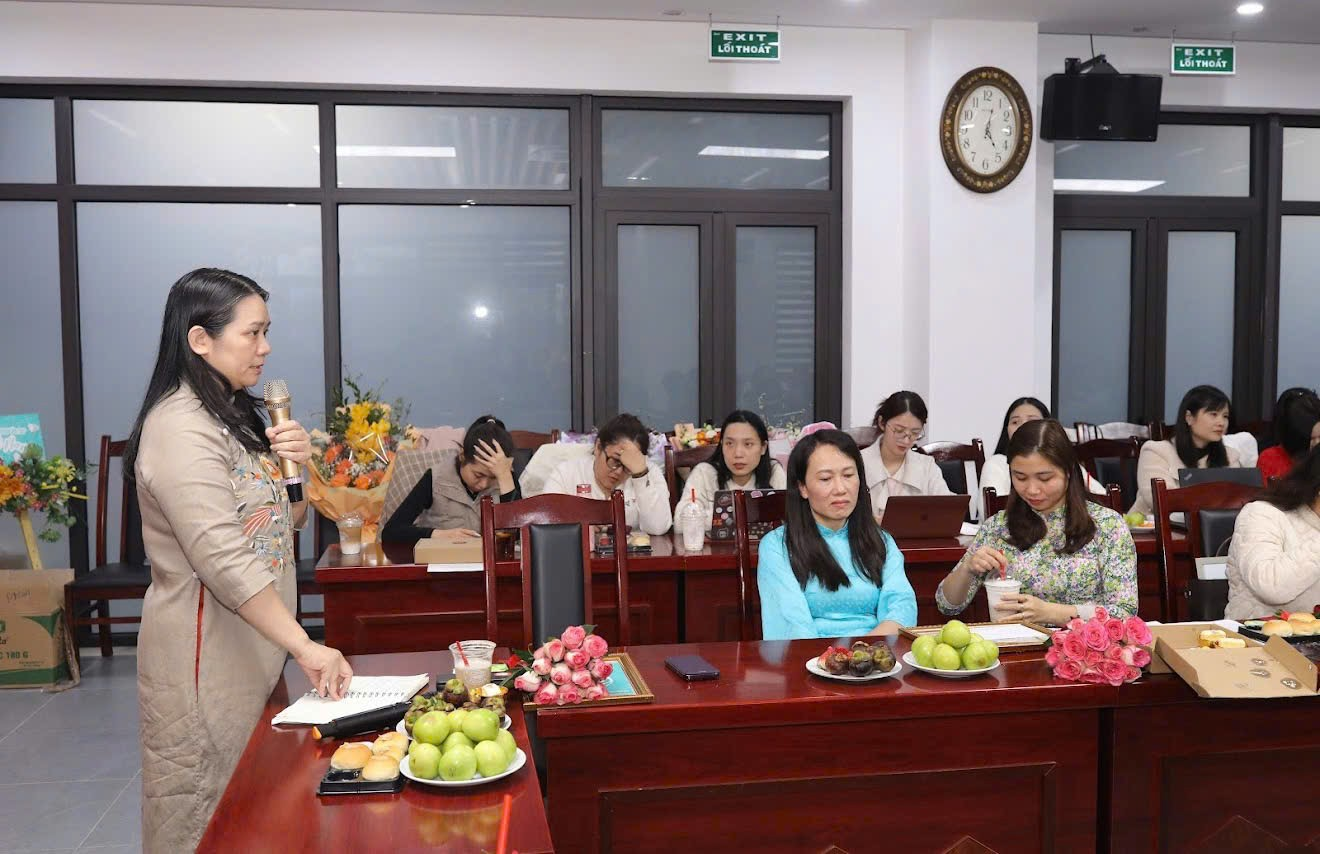 Ảnh có chứa trang phục, trong nhà, người, tườngNội dung do AI tạo ra có thể không chính xác.