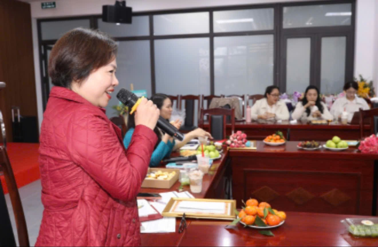 Ảnh có chứa người, trong nhà, trang phục, tườngNội dung do AI tạo ra có thể không chính xác.