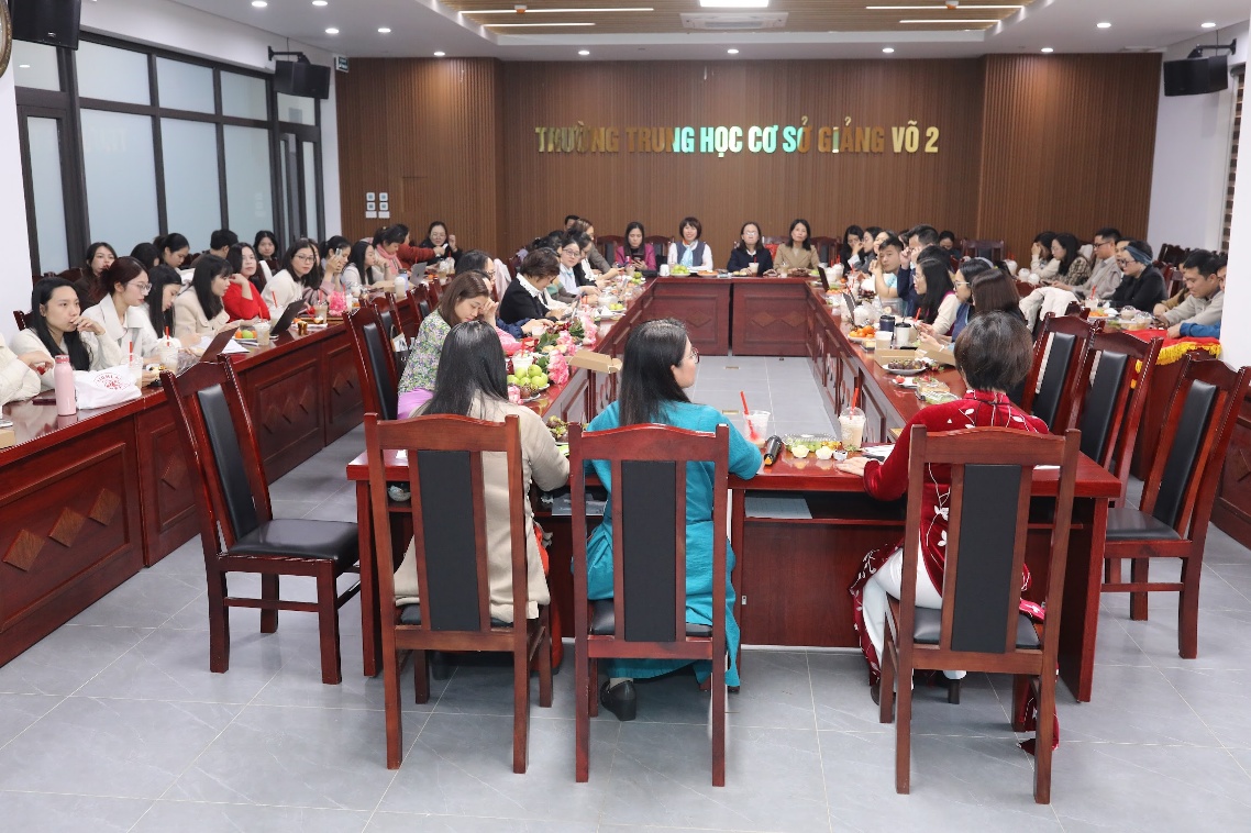 Ảnh có chứa trong nhà, đồ đạc, trang phục, bànNội dung do AI tạo ra có thể không chính xác.